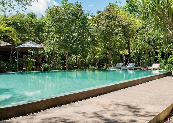 Palm Village & 4*