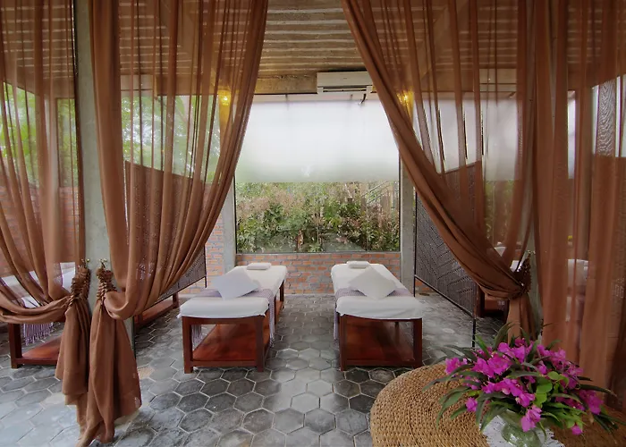 Palm Village & 4*